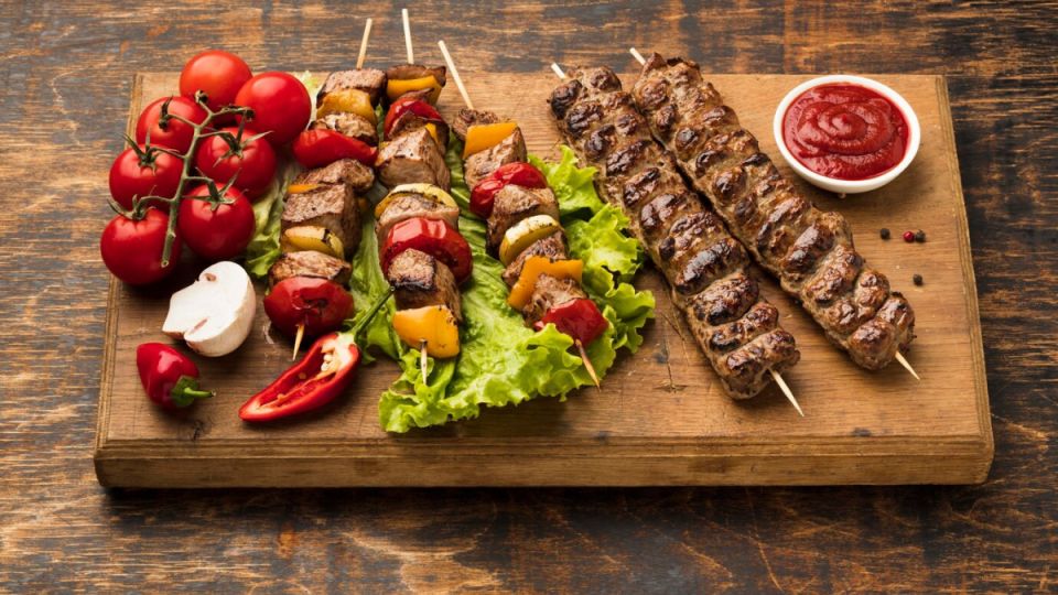 Как замариновать шашлык, чтобы мясо оставалось сочным: готовлю так каждый год, все в восторге Как замариновать шашлык, чтобы мясо оставалось сочным: готовлю так каждый год, все в восторге