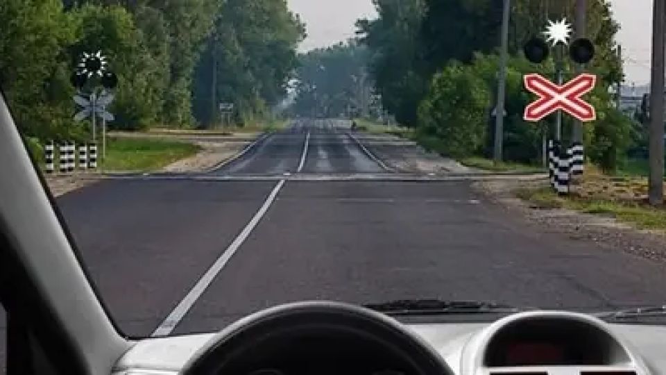 Как правильно проехать ЖД переезд? С этим вопросом из ПДД справится только 17% водителей — подготовка к экзамену по теории Как правильно проехать ЖД переезд? С этим вопросом из ПДД справится только 17% водителей — подготовка к экзамену по теории