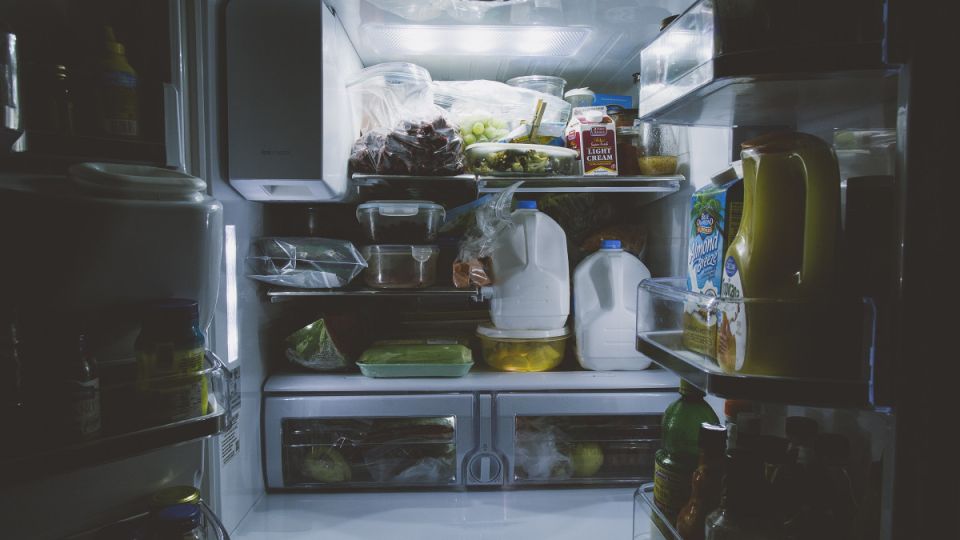 Грубые ошибки хранения продуктов в холодильнике — никогда так не делайте Грубые ошибки хранения продуктов в холодильнике — никогда так не делайте
