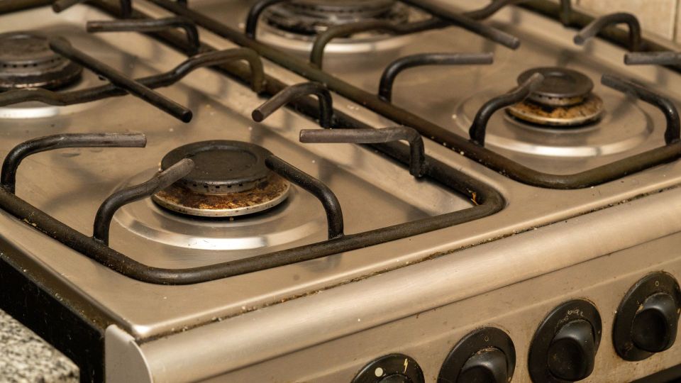 Засохший жир с ручек плиты сойдет сам собой: народное чудо-средство справится за пять минут Засохший жир с ручек плиты сойдет сам собой: народное чудо-средство справится за пять минут