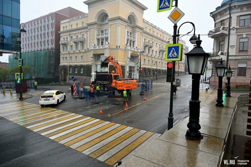 "Ни ногой туда сегодня": дорожный "сюрприз" ждет водителей в центре столицы ДФО - детали
