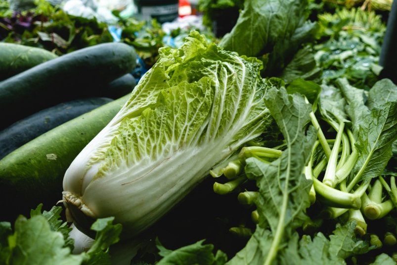 Сочный и вкусный салат с пекинской капустой: готовится за 5 минут, съедается моментально — у домашних за ушами пищит