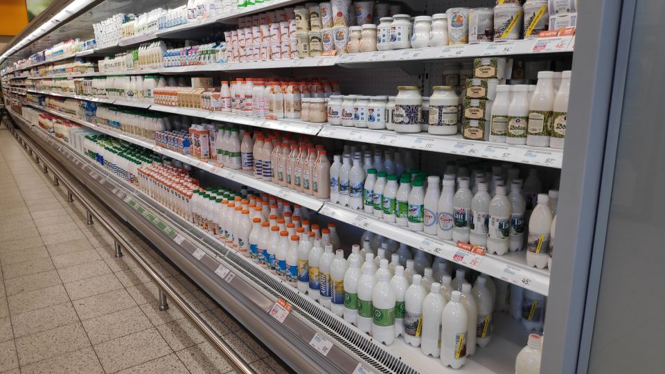 Лучше такое не брать даже по акции: Роскачество назвало марки молока, где антибиотики и пальмовое масло