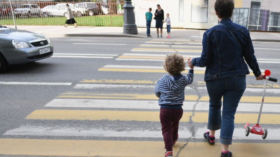 Почему важно дождаться окончательного ухода пешехода с перехода перед движением