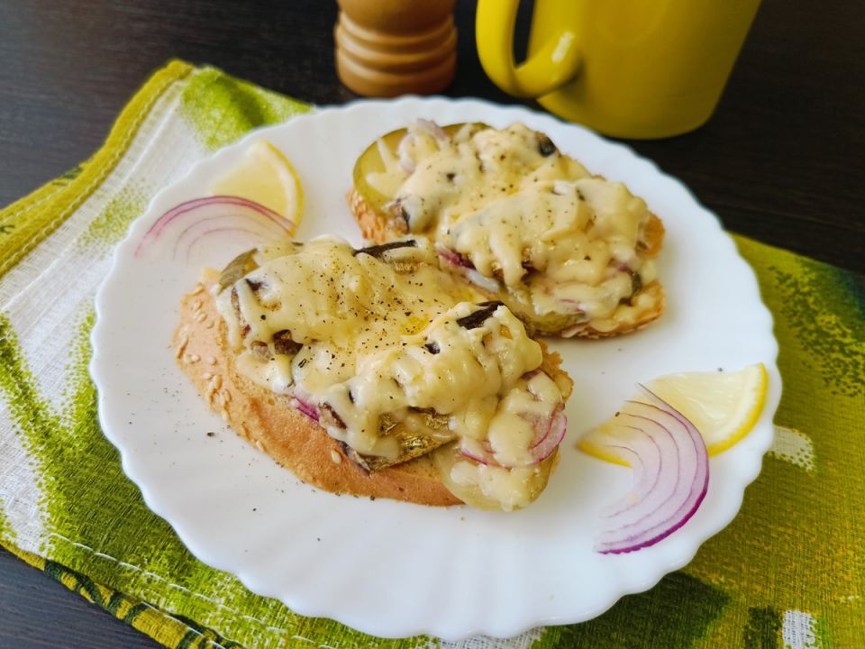 Горячие бутерброды со шпротами: простой и вкусный перекус