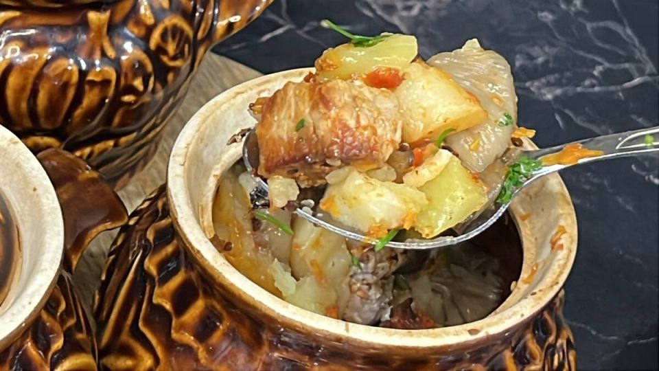 Ароматное жаркое в горшочках: готовим с мясом и грибами