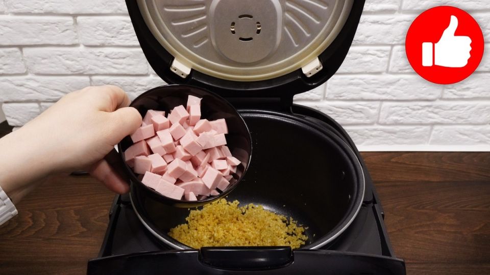 Насытительная пшеничная каша с колбасой в мультиварке для вашего обеда или ужина