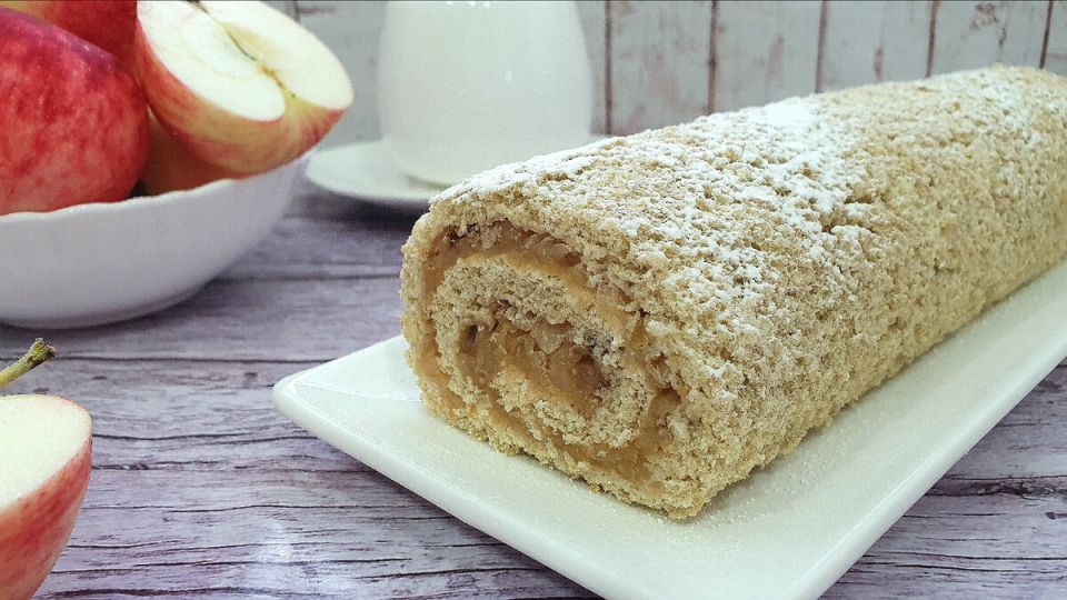 Нежный бисквитный рулет с яблоками: диетический рецепт для сладкоежек