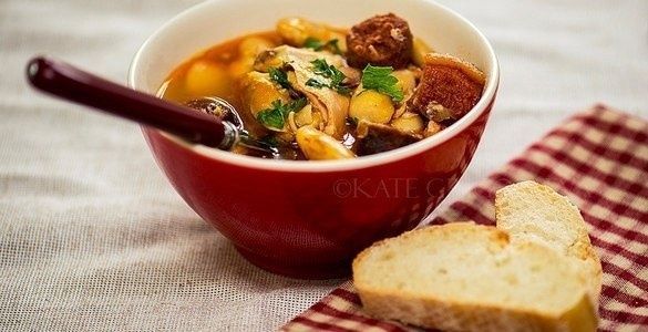 Густой фасолевый суп по астурийскому стилю: простой вечерний рецепт