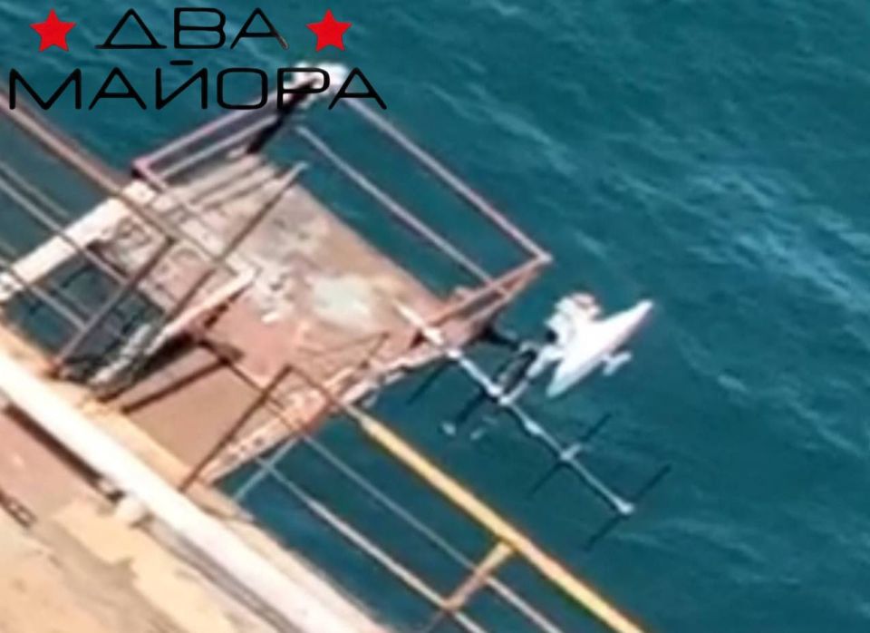 Два майора: Чёрное море. Одной из целей операции Черноморского Флота Морского отряда СпН «Эспаньола» и «Омерзительной восьмерки» было выведение из строя средств спутниковой связи противника и радио моста, ювелирное огневое...