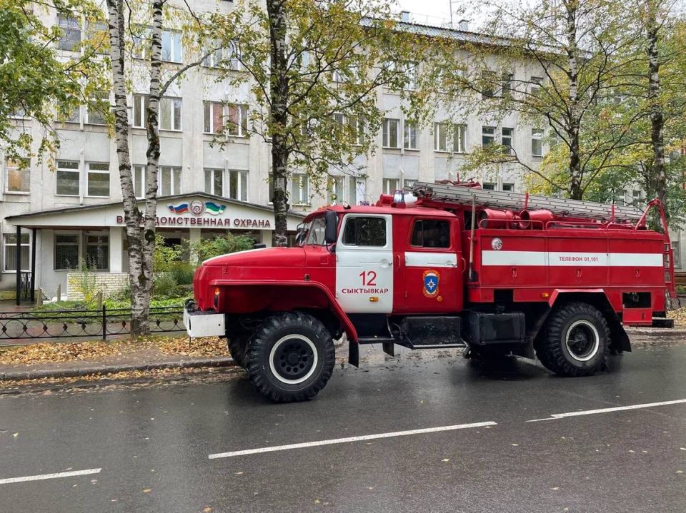 Быстро и слаженно. В Сыктывкаре состоялись совместные пожарно-тактические учения Сыктывкарского пожарно-спасательного гарнизона и Управления вневедомственной охраны Росгвардии