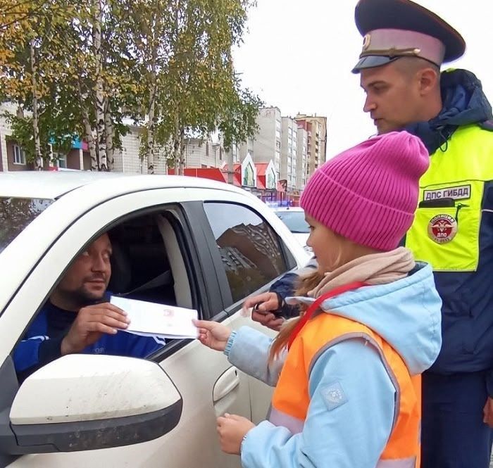 #Госавтоинспекторы11 Ухты совместно с ЮИДовцами напомнили водителям о важности использовании ремней безопасности и автокресел