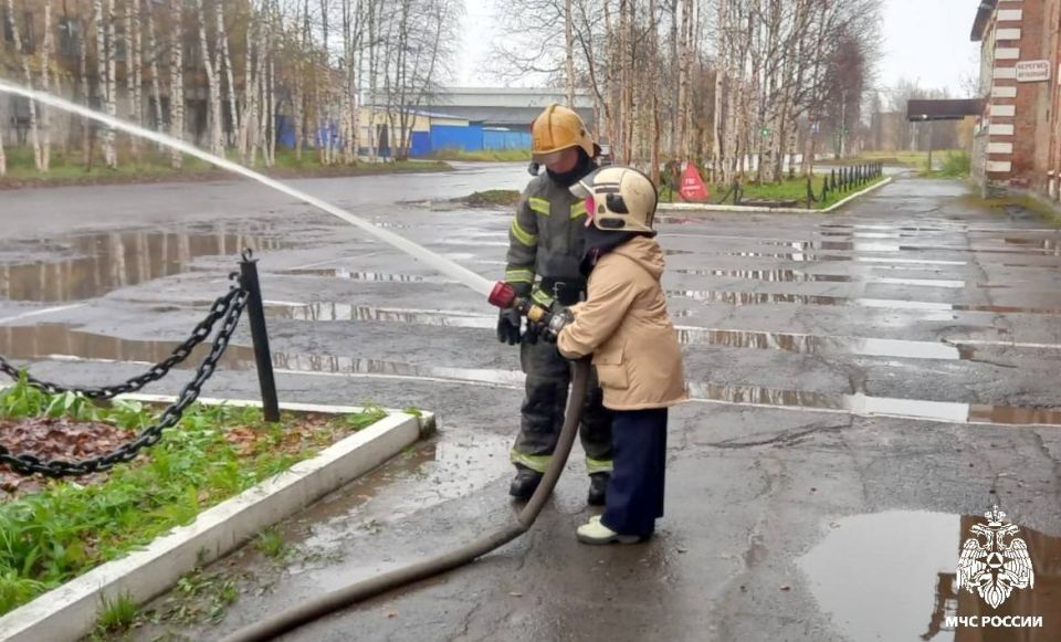 Знакомство с профессией. Пожарно-спасательная часть Инты открыла свои двери для учеников Лицея №1. В рамках экскурсии дети: