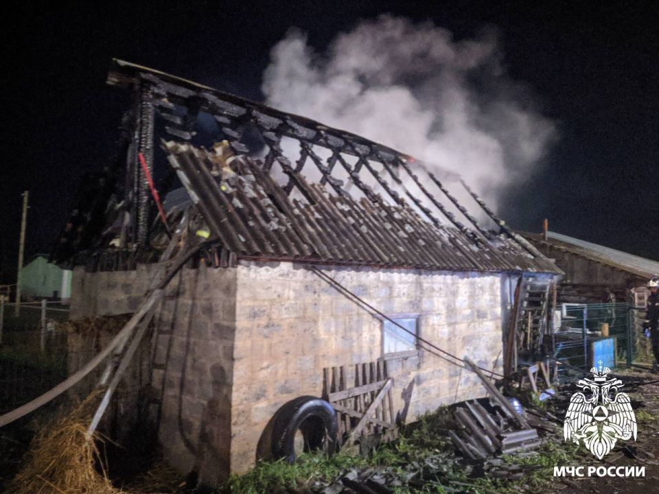 За #ДежурныеСутки огнеборцы МЧС России ликвидировали пожар в хозяйственной постройке по улице Северная в селе Усть-Кулом на площади 24 квадратных метра