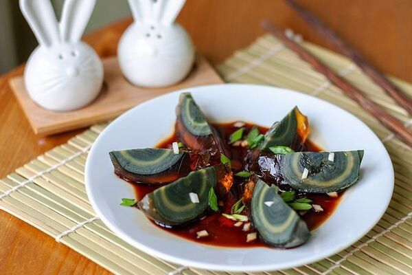 Столетние яйца: загадочный деликатес китайской кухни, который вас удивит