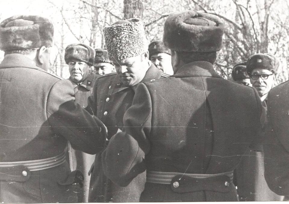 #РетроФото. На фотографии 1976 года начальник Управления пожарной охраны МВД Коми АССР полковник внутренней службы Сергей Иванович МАРТЫНОВ проводит строевой смотр личного состава Сыктывкарского пожарного гарнизона УПО МВД...