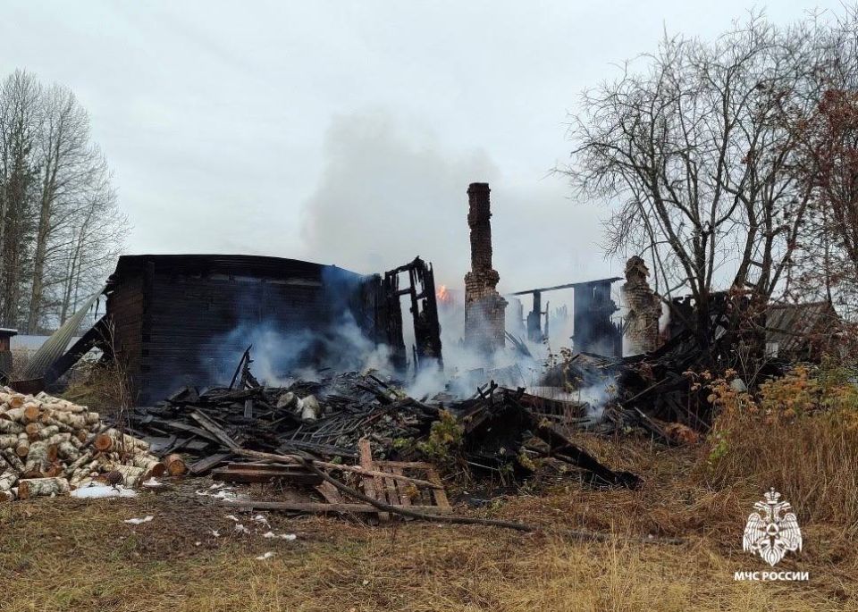 За #ДежурныеСутки огнеборцы МЧС России ликвидировали пожар в квартире жилого деревянного дома по улице Лесная в п. Керки на площади 150 квадратных метров