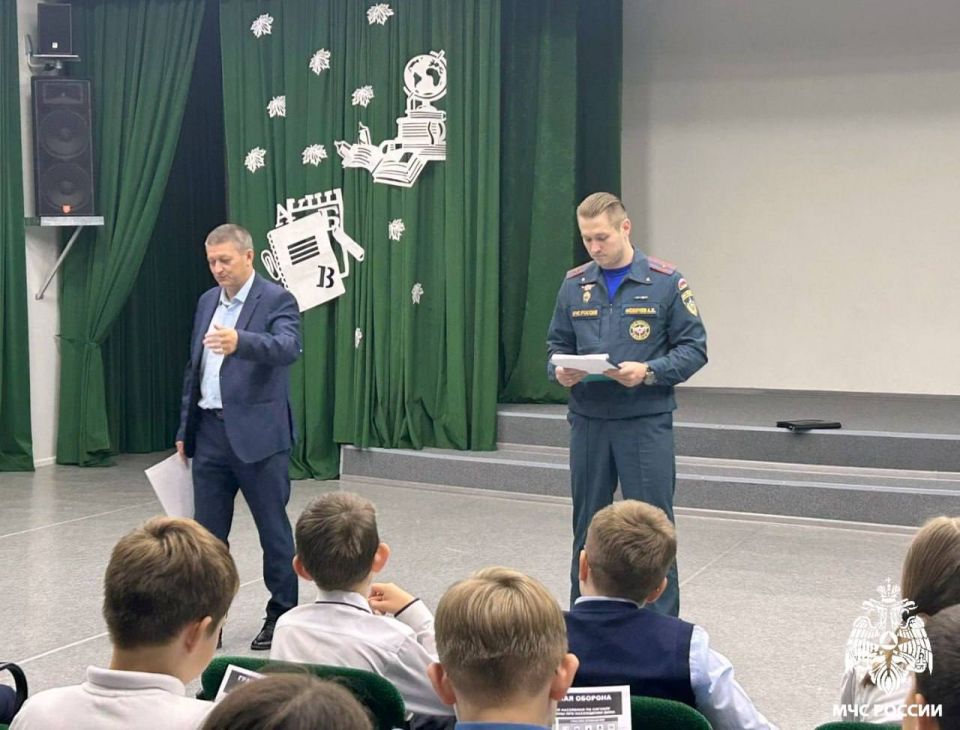 Узнаем новое!. Начальник пожарно-спасательной части №33 Алексей Фомичев провёл занятие для пятиклассников Гимназии №2, посвящённое теме гражданской обороны