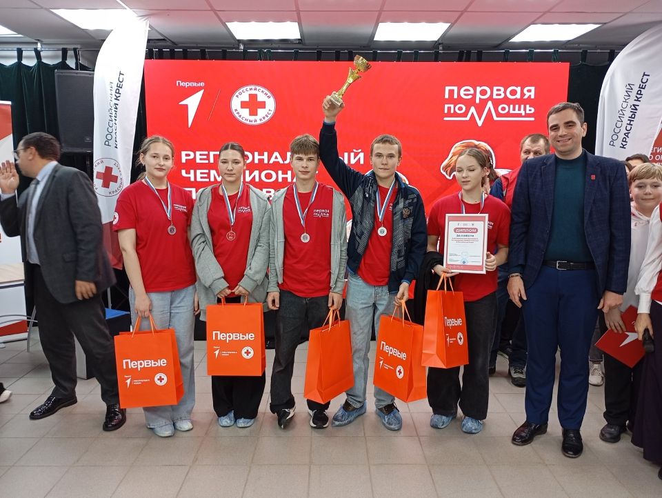 Команда учащихся школы № 18 достойно представила столицу Республики Коми на региональном этапе Всероссийского чемпионата по первой помощи, завоевав почетное 2 место
