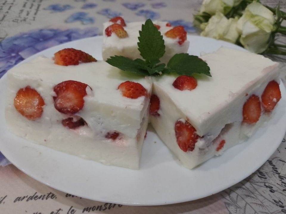 Нежное клубничное желе со сметаной: лёгкий и вкусный десерт для любителей сладкого
