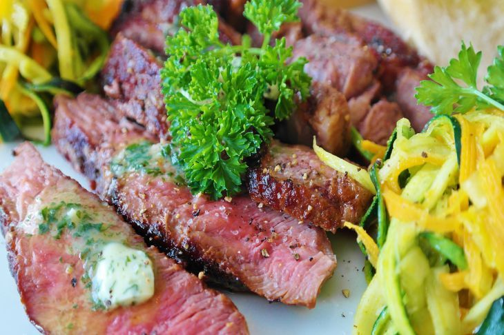 Станет мягким и нежным: 3 способа спасти «резиновое» мясо