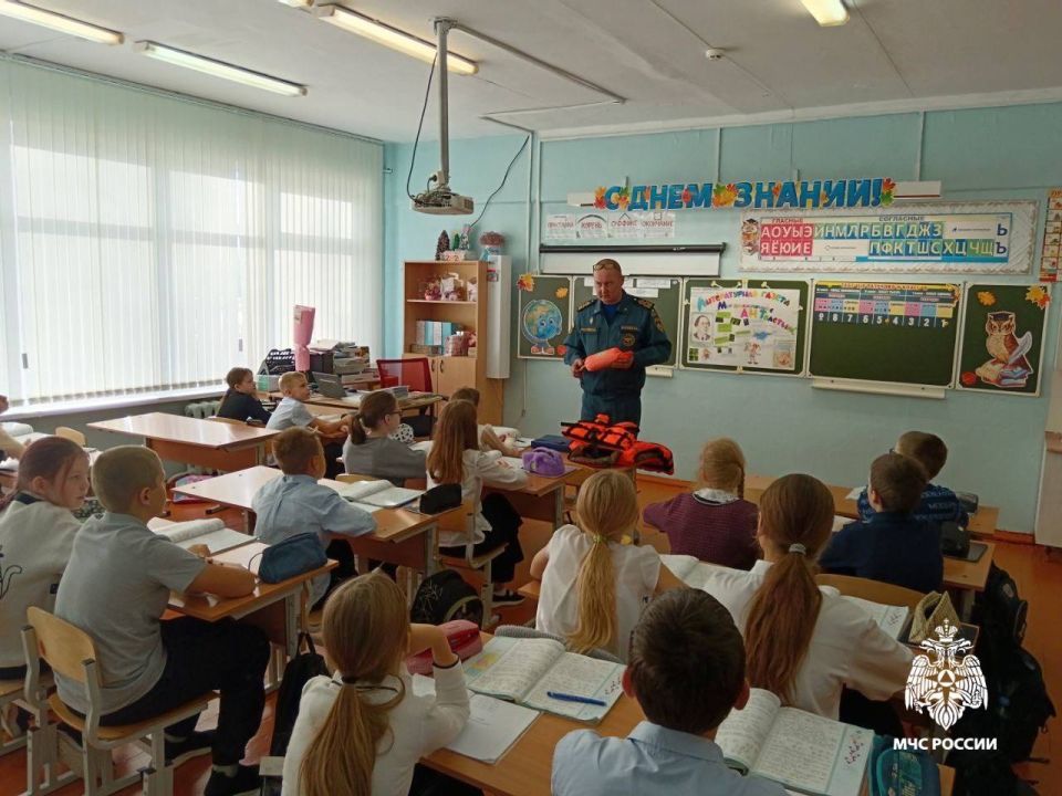 Как спасти жизнь на воде. Инспекторы ГИМС МЧС России провели открытые уроки в школе №1 Княжпогосткого района, рассказали о правилах поведения на воде и показали, как правильно: