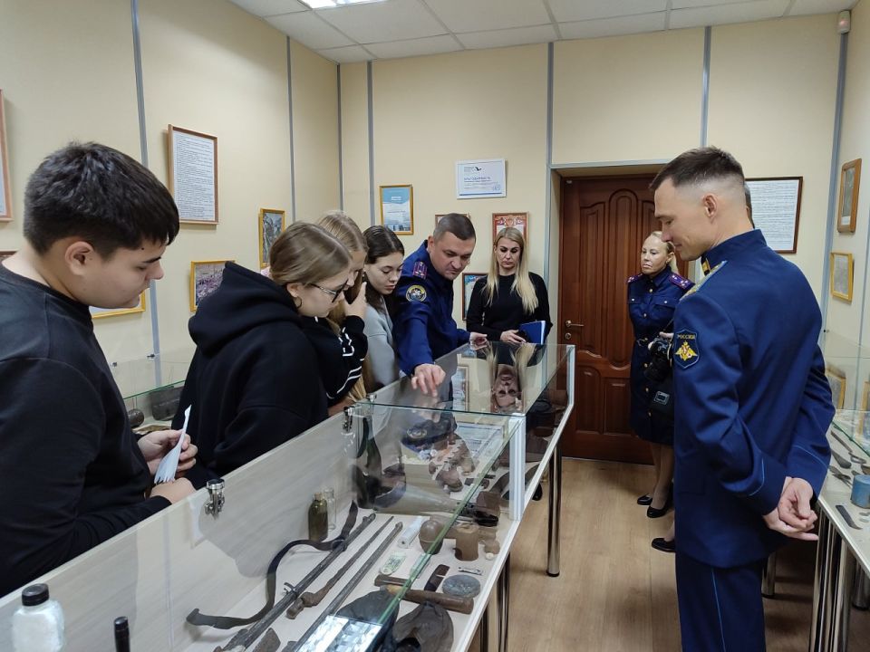 Сотрудники следственного управления Следственного комитета Российской Федерации по Республике Коми и учащиеся 11-ого класса средней образовательной школы присоединились к Всероссийской акции «Дни белых журавлей», призванной... Сотрудники следственного управления Следственного комитета Российской Федерации по Республике Коми и учащиеся 11-ого класса средней образовательной школы присоединились к Всероссийской акции «Дни белых журавлей», призванной...