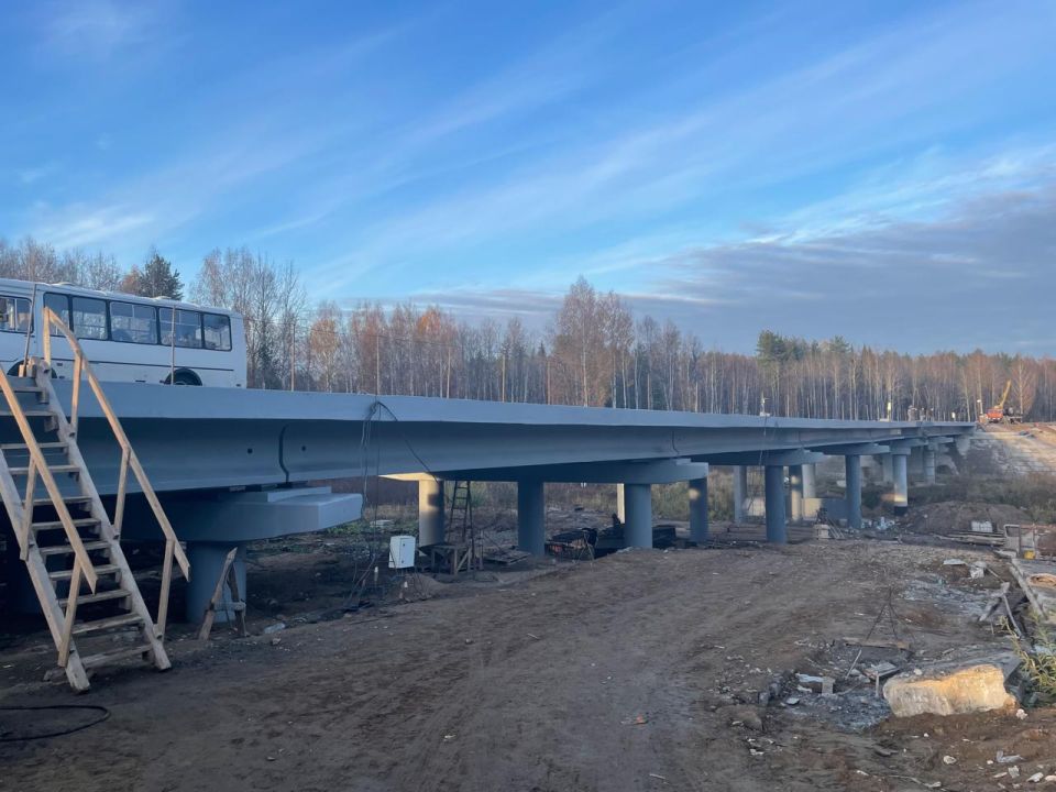 В Коми продолжается строительство моста через р. Лемью в Корткеросском районе