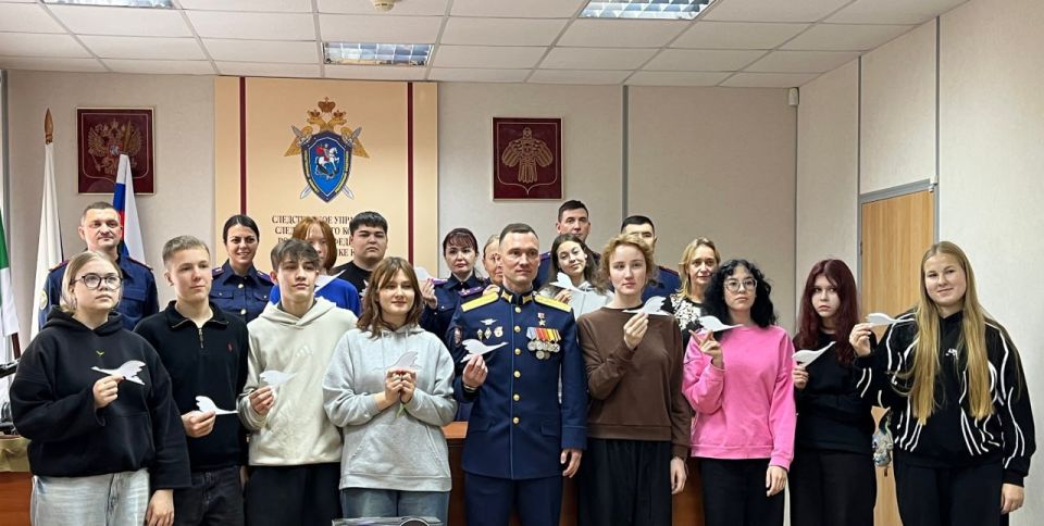 Сотрудники следственного управления Следственного комитета Российской Федерации по Республике Коми и учащиеся 11-ого класса средней образовательной школы присоединились к Всероссийской акции «Дни белых журавлей», призванной...