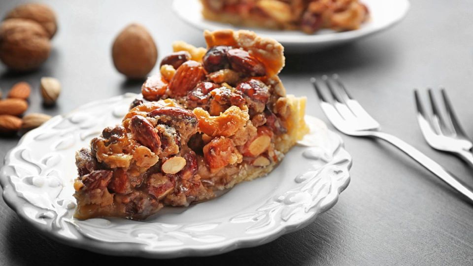 Вкуснейший пирог с орехами и вареной сгущенкой сметут со стола: семья попросит добавки
