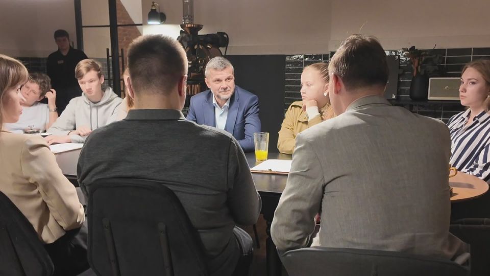 Максим Мартышин: В следующем году мы готовим городской эксперимент — цветочные композиции появятся не только по центральным улицам и скверам, но и на прилегающих к школам территориях