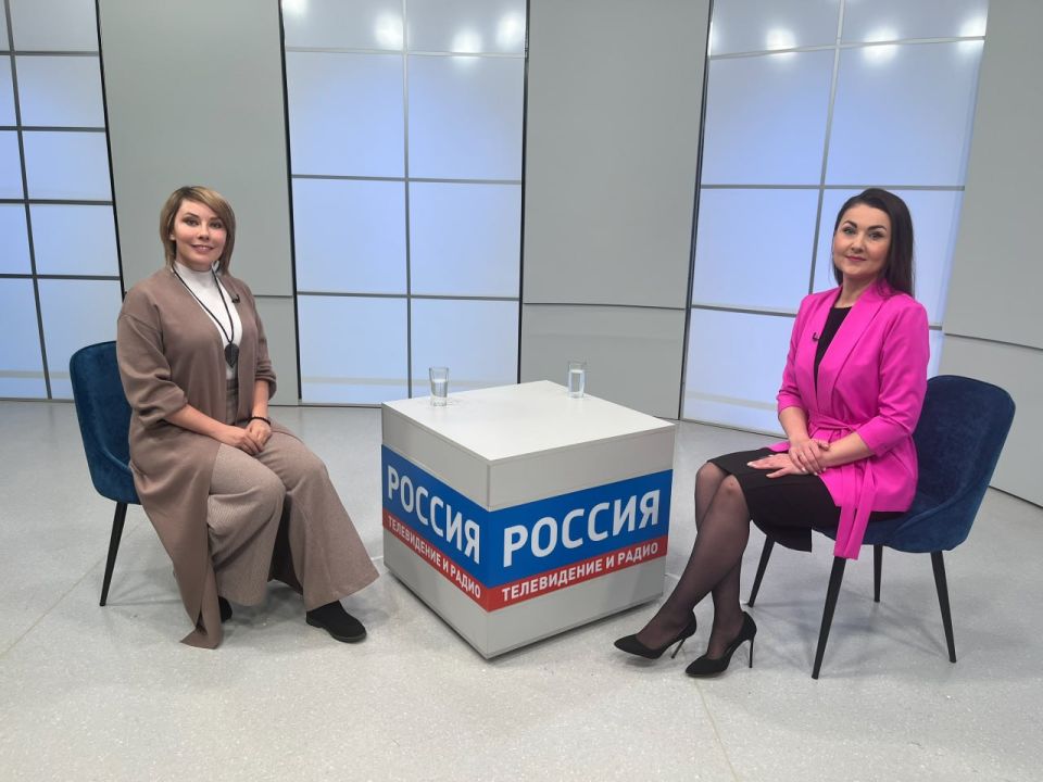 В гостях нашей студии - победительница конкурса художественных переводов Союза писателей России «От края до края» , посвящённого поддержке и развитию многонациональной литературы России, Анастасия Попова