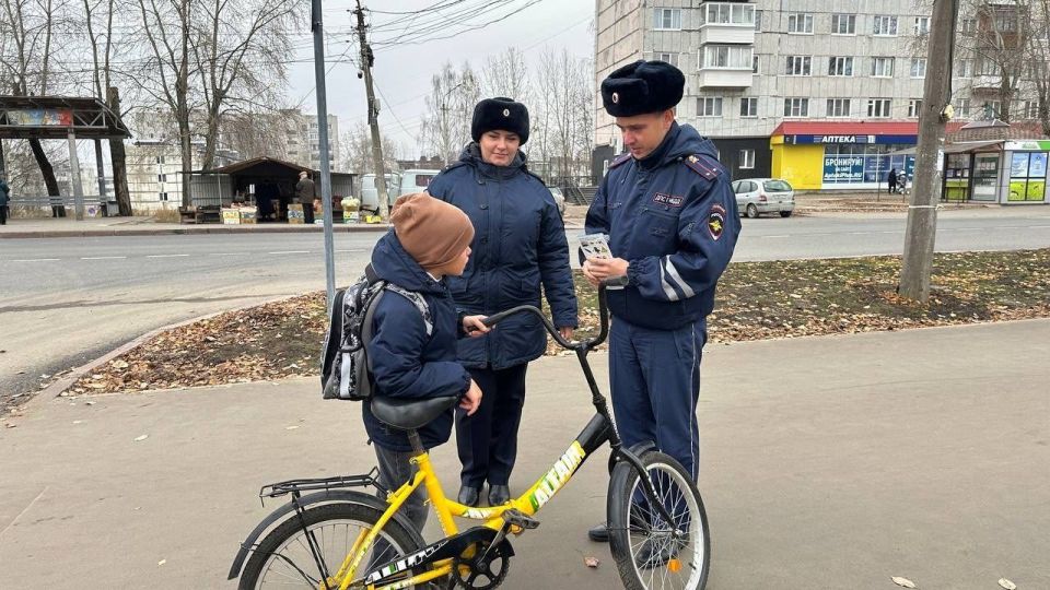 Сотрудники подразделений #Госавтоинспекции11 и по делам несовершеннолетних провели профилактический рейд в Эжвинском районе г Сыктывкара