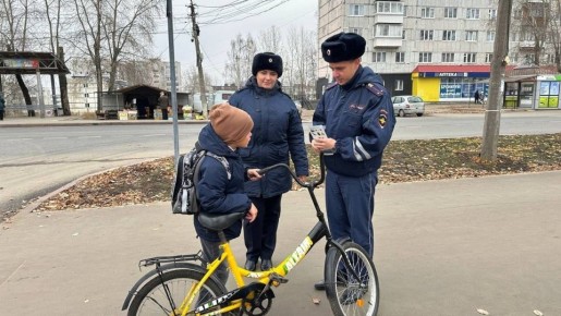 Сотрудники подразделений #Госавтоинспекции11 и по делам несовершеннолетних провели профилактический рейд в Эжвинском районе г Сыктывкара