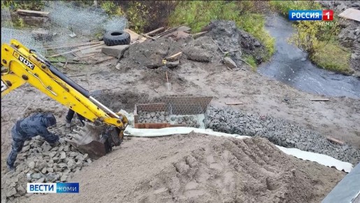 В Усинском районе продолжается ремонт моста через реку Евсявис