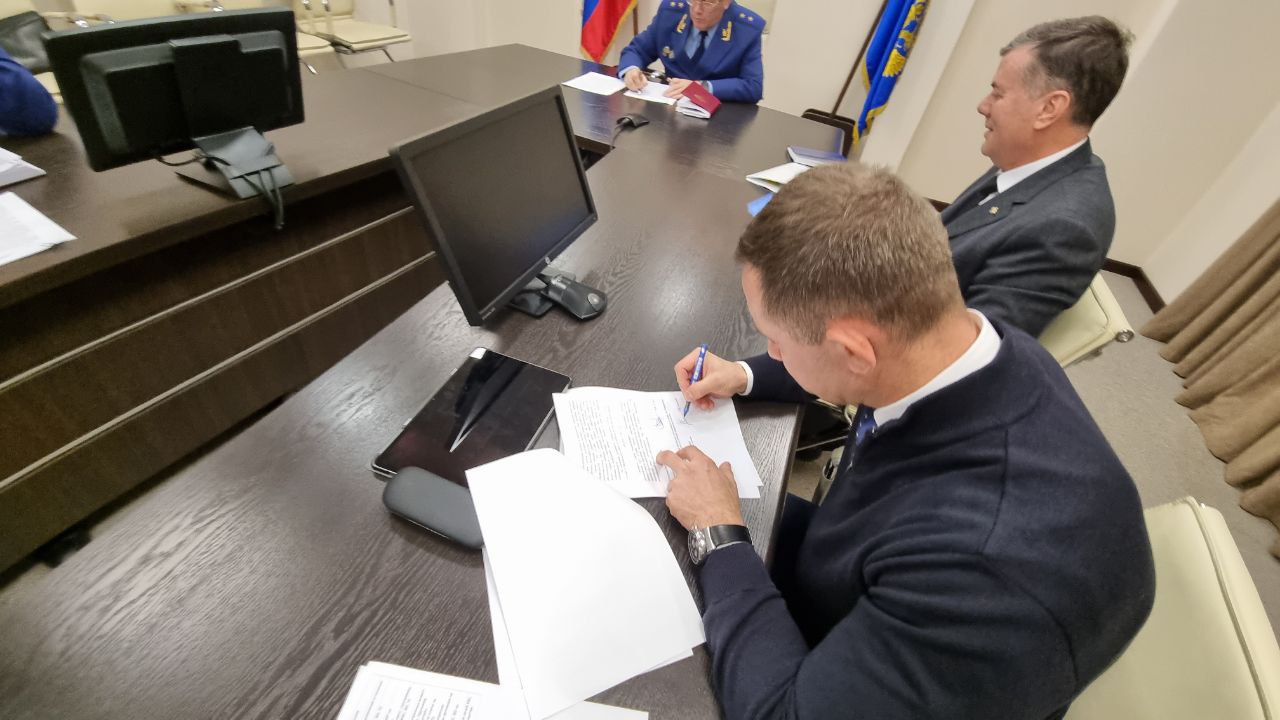 Прокурор Республики Коми объявил предостережения должностным лицам, ответственным за своевременное возведение объектов здравоохранения в рамках нацпроектов Прокурор Республики Коми объявил предостережения должностным лицам, ответственным за своевременное возведение объектов здравоохранения в рамках нацпроектов
