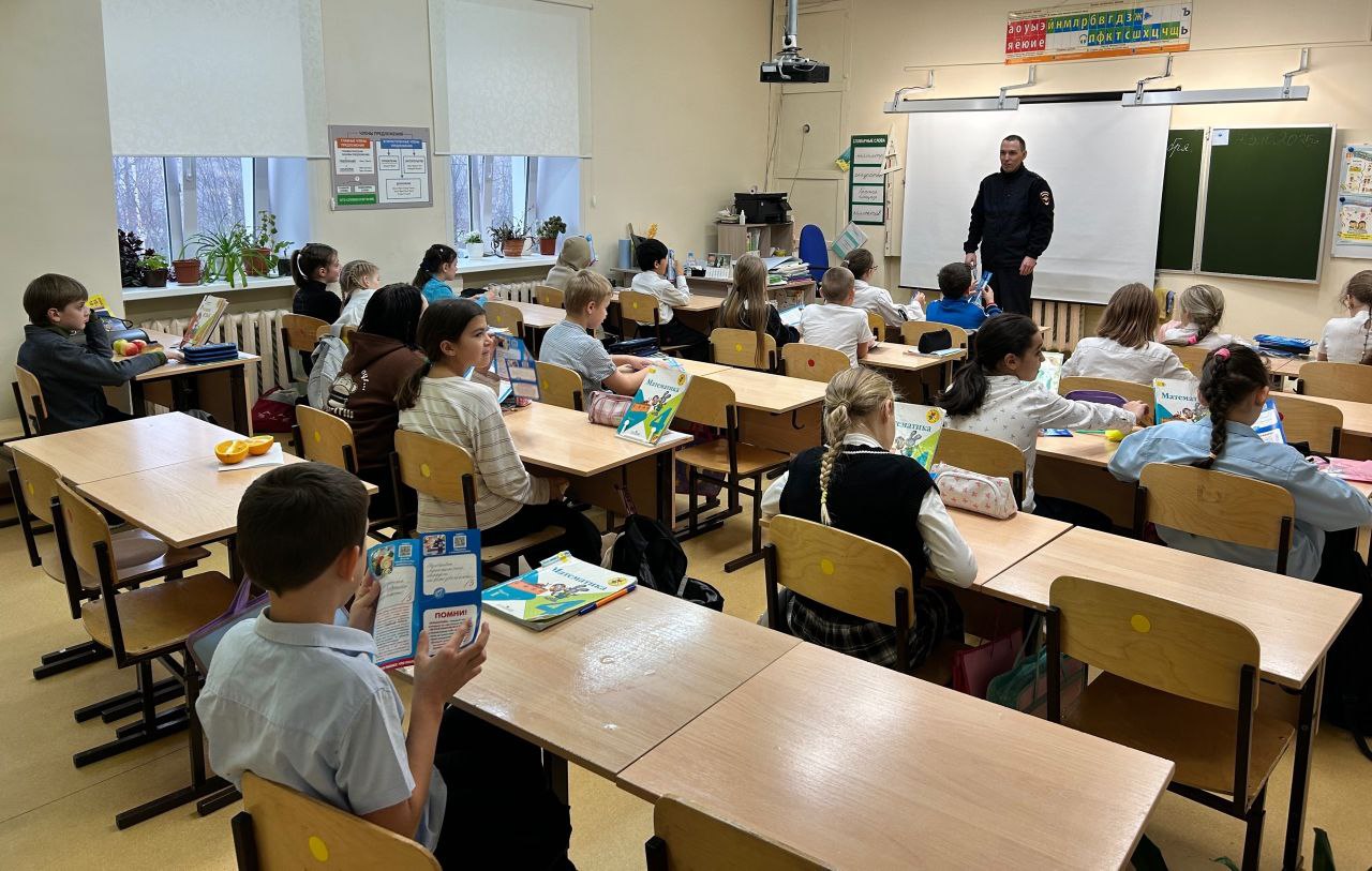 Минутки безопасности для учащихся столичной школы провел сотрудник #Госавтоинспекции11 Минутки безопасности для учащихся столичной школы провел сотрудник #Госавтоинспекции11