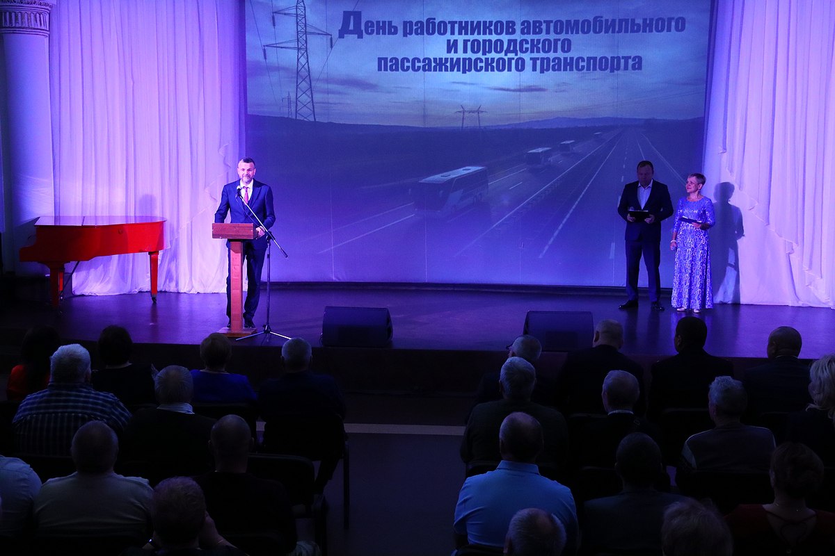 Максим Мартышин: Сегодня – День автомобилиста! Поэтому накануне поздравили работников наших коммунальных и транспортных предприятий с профессиональным праздником