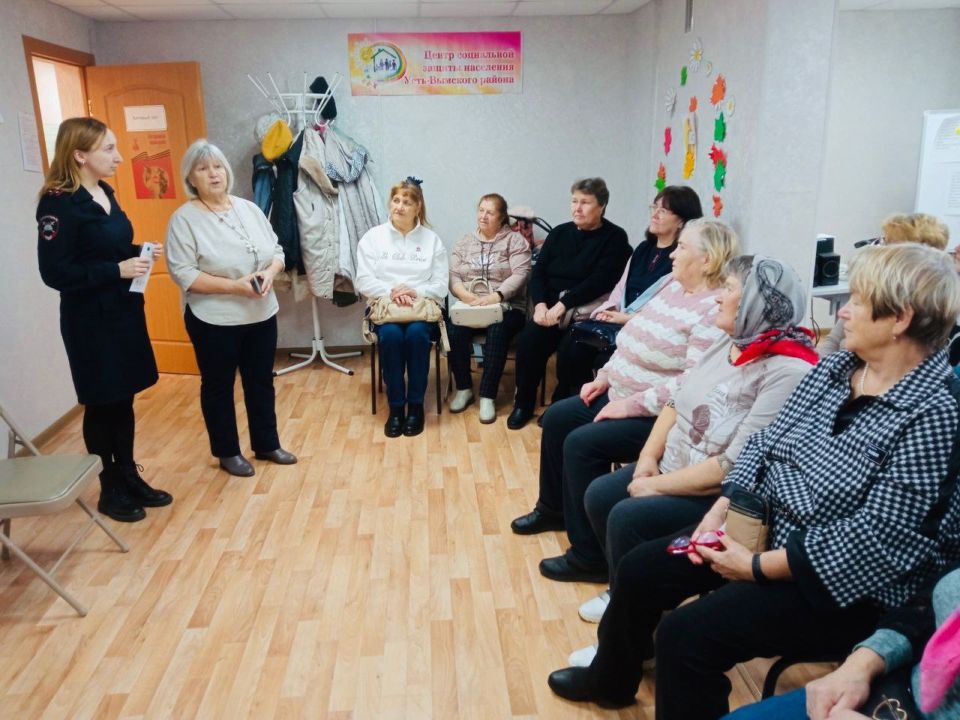 Сотрудники #Госавтоинспекции11 организовали занятие по безопасности дорожного движения для участников клуба "Активное долголетие" Усть-Вымского района