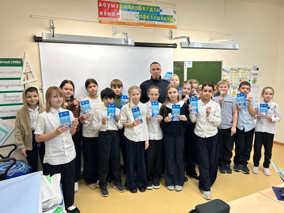 Минутки безопасности для учащихся столичной школы провел сотрудник #Госавтоинспекции11