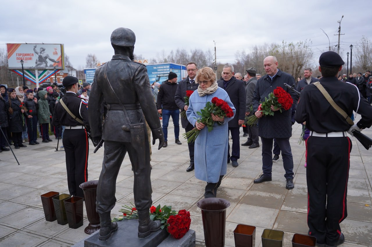 В Ухте открыт памятник Герою Донбасса Арсену Павлову В Ухте открыт памятник Герою Донбасса Арсену Павлову
