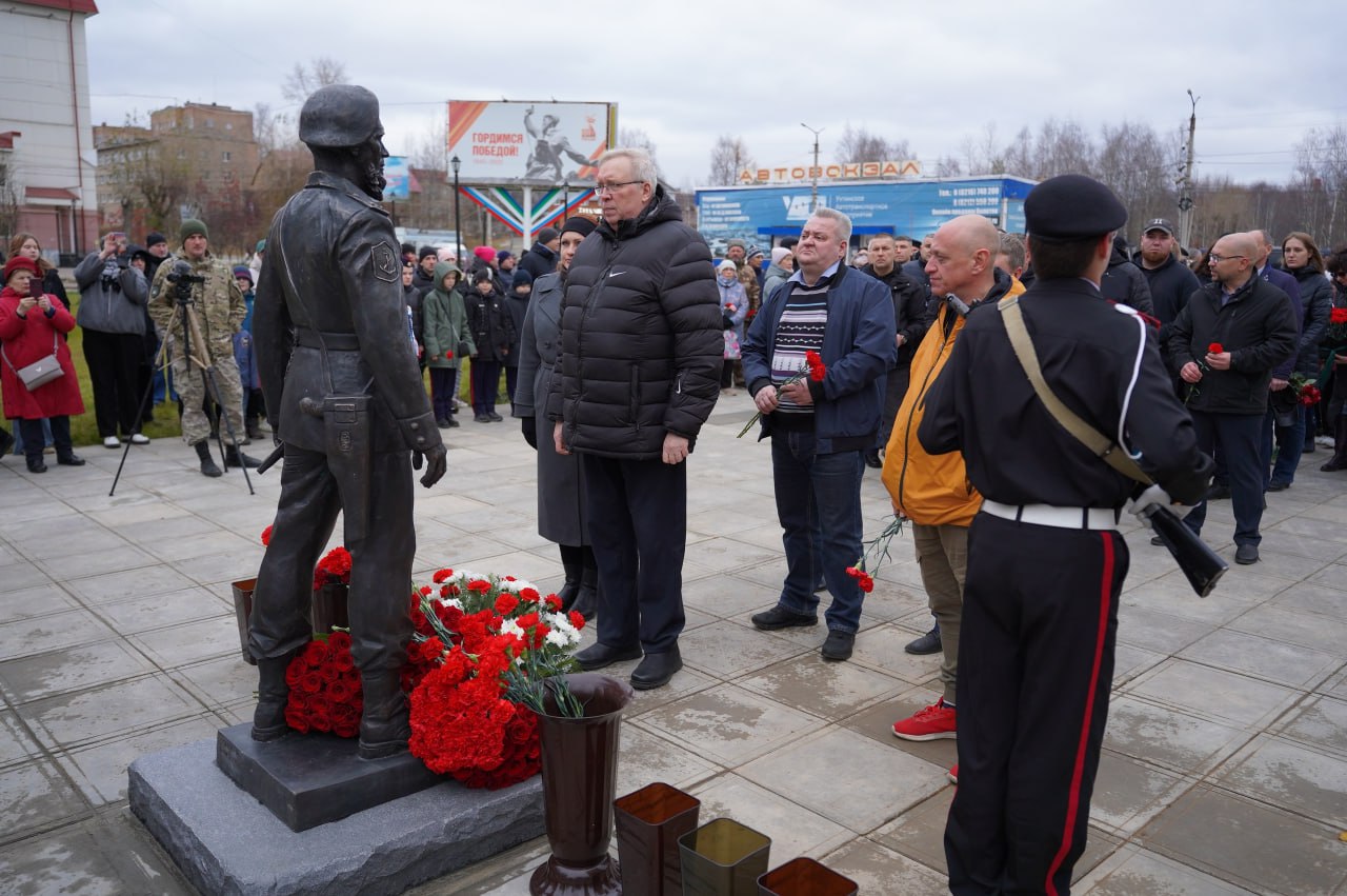 В Ухте открыт памятник Герою Донбасса Арсену Павлову В Ухте открыт памятник Герою Донбасса Арсену Павлову