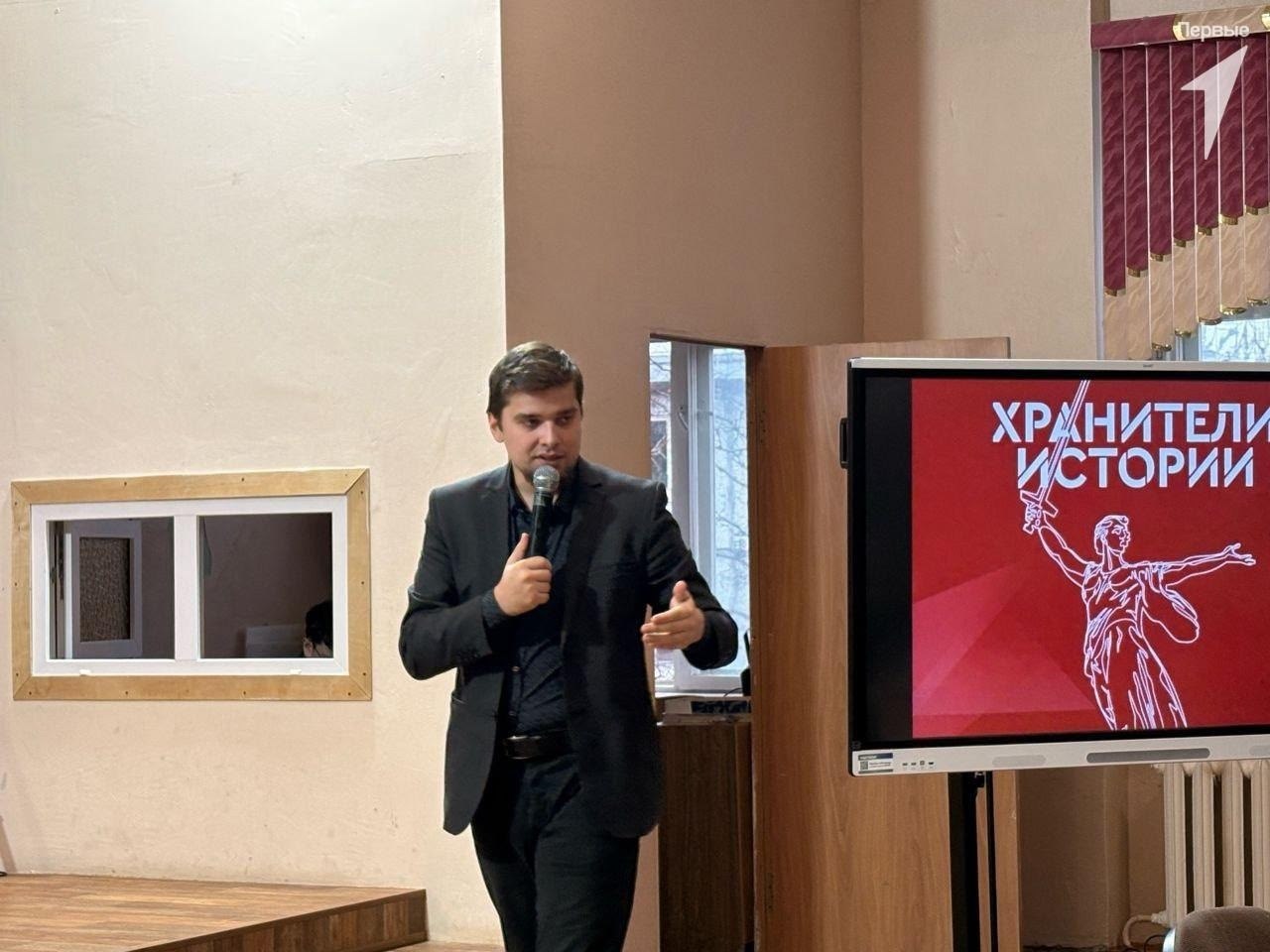 На базе городской школы № 12 имени Олега Кошевого состоялся муниципальный слёт тематического сообщества «Хранители истории», который объединил более 70 участников из 12 образовательных организаций города На базе городской школы № 12 имени Олега Кошевого состоялся муниципальный слёт тематического сообщества «Хранители истории», который объединил более 70 участников из 12 образовательных организаций города