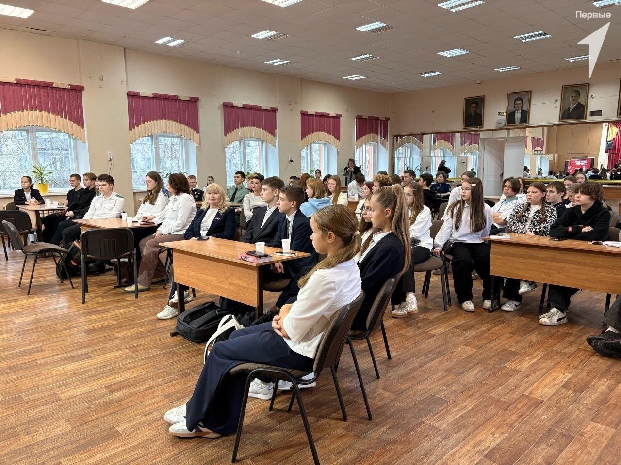 На базе городской школы № 12 имени Олега Кошевого состоялся муниципальный слёт тематического сообщества «Хранители истории», который объединил более 70 участников из 12 образовательных организаций города На базе городской школы № 12 имени Олега Кошевого состоялся муниципальный слёт тематического сообщества «Хранители истории», который объединил более 70 участников из 12 образовательных организаций города