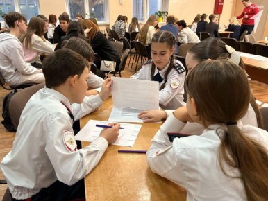 На базе городской школы № 12 имени Олега Кошевого состоялся муниципальный слёт тематического сообщества «Хранители истории», который объединил более 70 участников из 12 образовательных организаций города