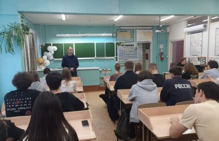 В Княжпогостском районе руководитель следственного отдела провел занятие с выпускниками