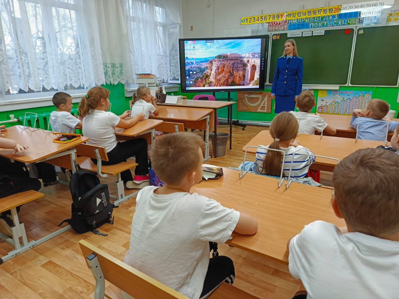 «Завербовали! Но как он мог? Он такой доверчивый… Его пытали! Но как же я раньше не догадалась?» (к/ф «Бриллиантовая рука») «Завербовали! Но как он мог? Он такой доверчивый… Его пытали! Но как же я раньше не догадалась?» (к/ф «Бриллиантовая рука»)