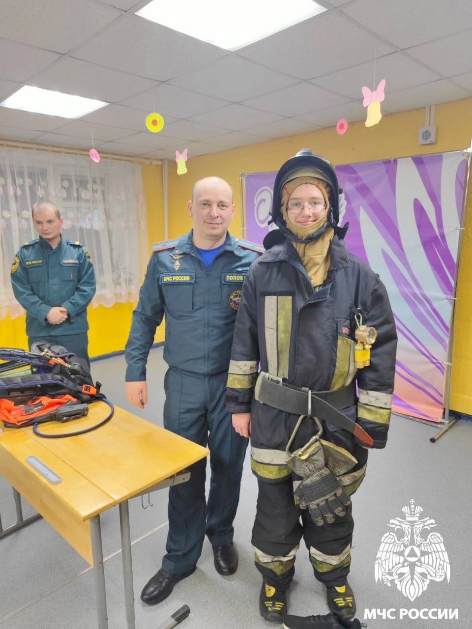 Мир смелых профессий. В гости к учащимся «Специальной школы №43» города Инты приехали сотрудники МЧС России Мир смелых профессий. В гости к учащимся «Специальной школы №43» города Инты приехали сотрудники МЧС России
