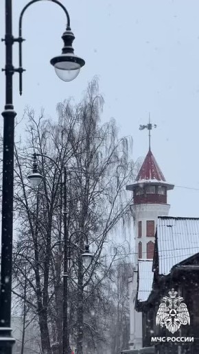 Сильный снег. По прогнозу Коми ЦГМС с шести вечера 29 октября до шести утра 30 октября в Интинском, Усинском, Усть-Цилемском районах местами ожидается сильный снег (6 мм)