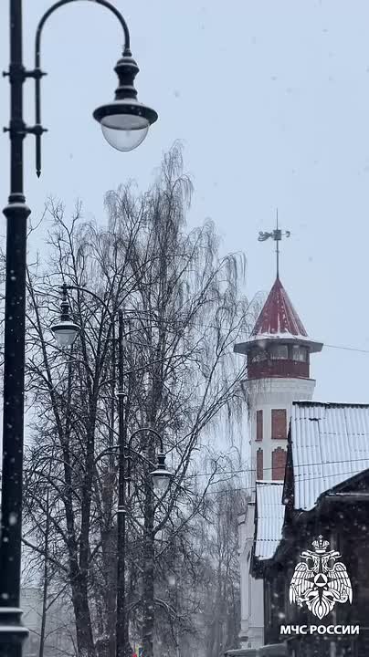 Сильный снег. По прогнозу Коми ЦГМС с шести вечера 29 октября до шести утра 30 октября в Интинском, Усинском, Усть-Цилемском районах местами ожидается сильный снег (6 мм)